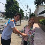 【お一人お一人と交わす握手。