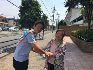 【お一人お一人と交わす握手。